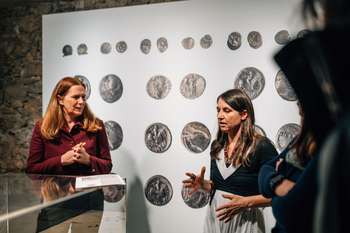 Javno vodstvo po razstavi Usode neznanca s Prul z dr. Bernardo Županek in dr. Tino Žerjal