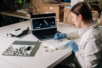 Javno vodstvo po razstavi Usode neznanca s Prul v družbi konservatork-restavratork