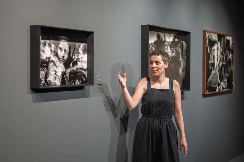 Kustosinja Julija Hoda med vodstvom po razstavi Paola Pellegrina, Galerija Jakopič, 2025