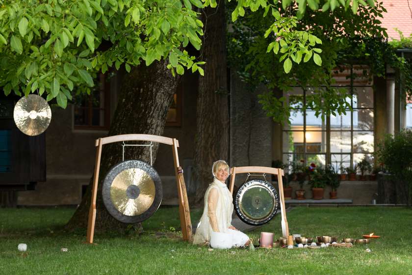 Zvočna kopel ob poletnem solsticiju na Plečnikovem vrtu