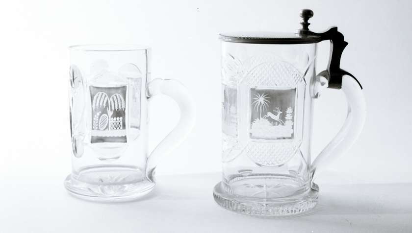 Stekleni kozarec in vrček za pivo sta del zapuščine Milene Andrejka Stare