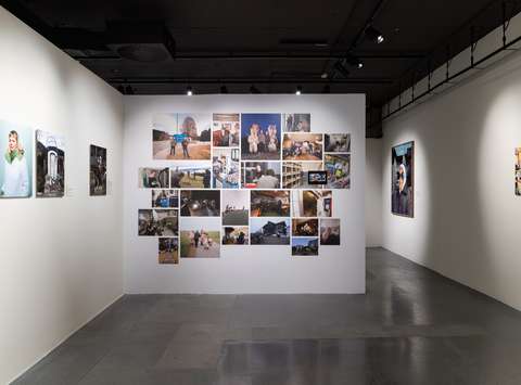 Razstava fotografa Roba Hornste Običajni ljudje, Galerija Jakopič, 2026
