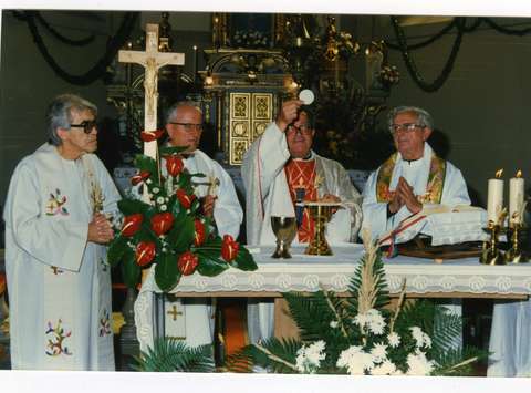 Gospod Jože Škorjanc s kelihom pri zlati maši v cerkvi sv. Pavla v Preboldu, 25. 9. 1988 © družina Škorjanc