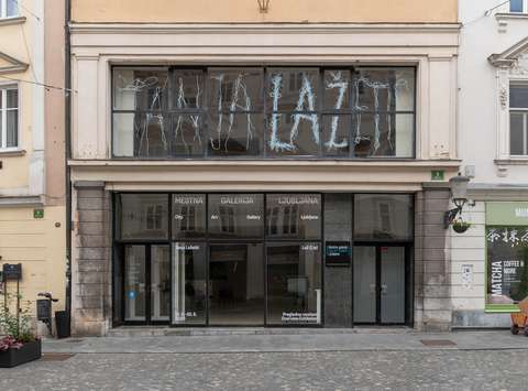 Postavitev razstave Tanja Lažetič: Laž v Mestni galeriji Ljubljana.
