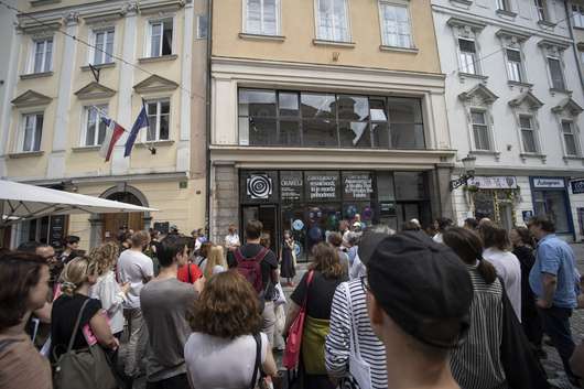 Voden ogled razstave Orakelj