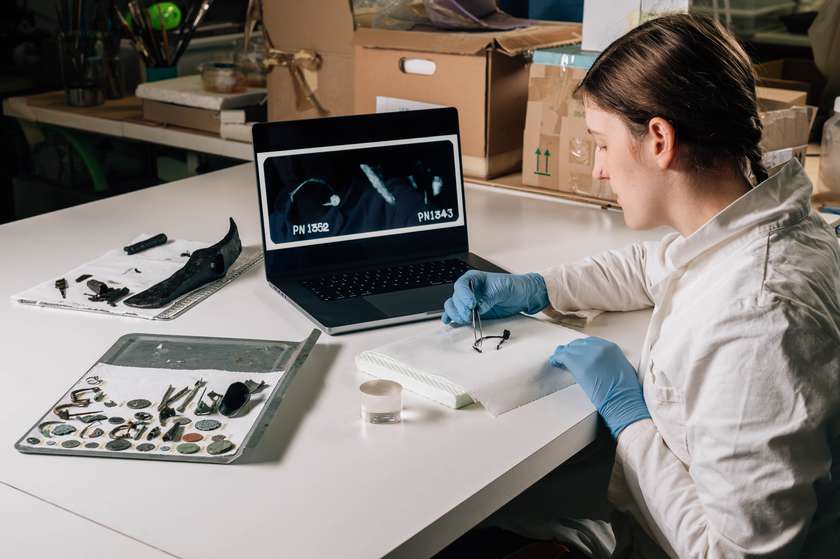 Javno vodstvo po razstavi Usode neznanca s Prul v družbi konservatork-restavratork