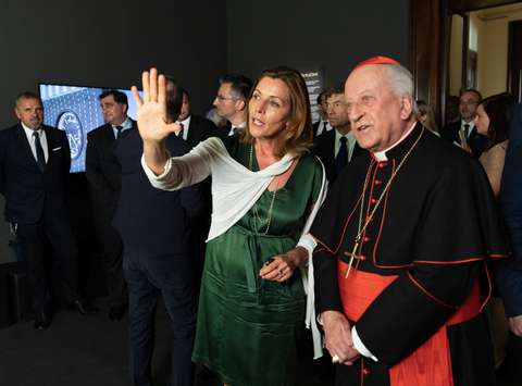 Barbara Jatta, direktorica Vatikanskih muzejev, in kardinal Franc Rode občudujeta Plečnikovo sakralno posodje na razstavi v Pinacoteci Vaticani.