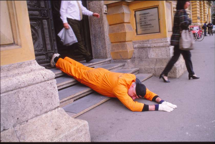 Prilagajanje objektom na Trgu maršala Tita – Trg maršala Tita, ljubim te!, akcija, Zagreb, 1997; zbirka: Sarah Gotovac