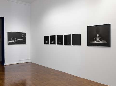 Postavitev razstave Nemirno oko Staneta Jagodiča v Mestni galeriji Ljubljana.