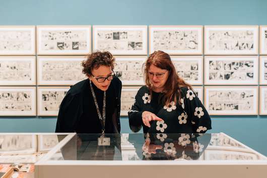 Vodstvo po razstavi Miki Muster, ob 100-letnici rojstva z avtorico Barbaro Savenc in Igorjem Prasslom