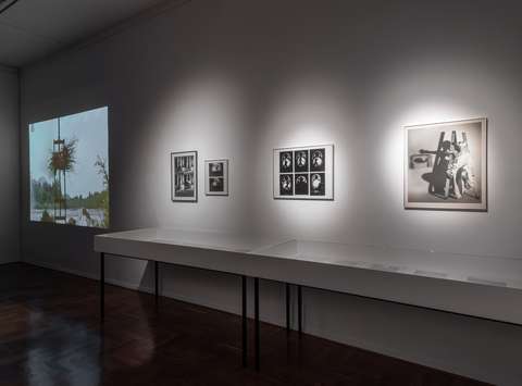 Postavitev razstave Nemirno oko Staneta Jagodiča v Mestni galeriji Ljubljana.