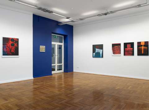 Postavitev razstave Nemirno oko Staneta Jagodiča v Mestni galeriji Ljubljana.