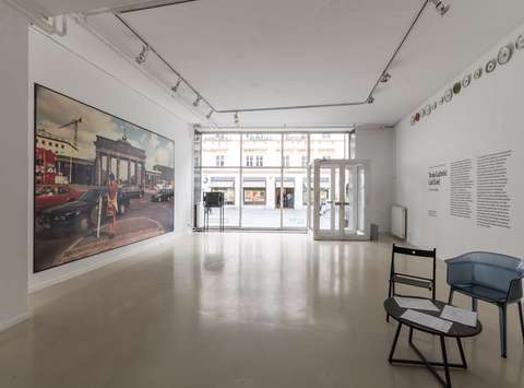 Postavitev razstave Tanja Lažetič: Laž v Mestni galeriji Ljubljana.