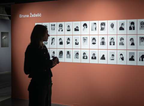 Vodstvo po razstavi alumnov Od blizu Začasni naslov, Galerija Jakopič, 2025