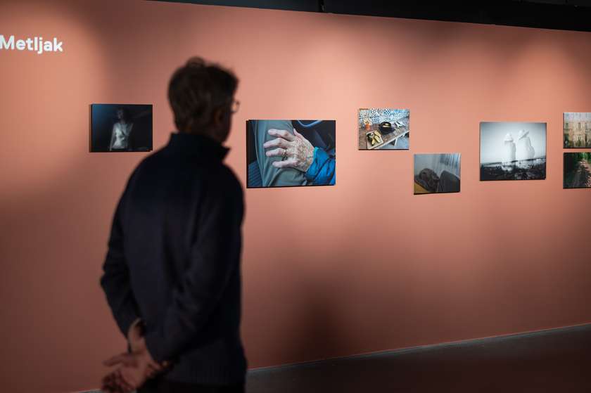 Fotograf Drago Metljak med vodstvom po razstavi alumnov Od blizu Začasni naslov, Galerija Jakopič, 2025