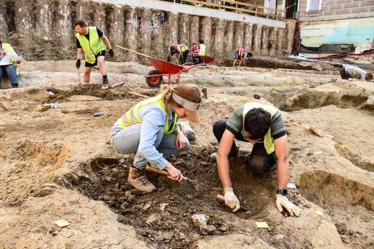 Javno vodstvo po razstavi Usode neznanca s Prul z dr. Bernardo Županek in Matjažem Jenkom