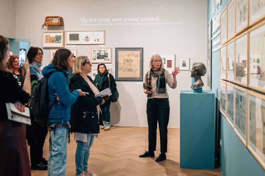 Vodstvo po razstavi Miki Muster, ob 100-letnici rojstva z avtorico Barbaro Savenc