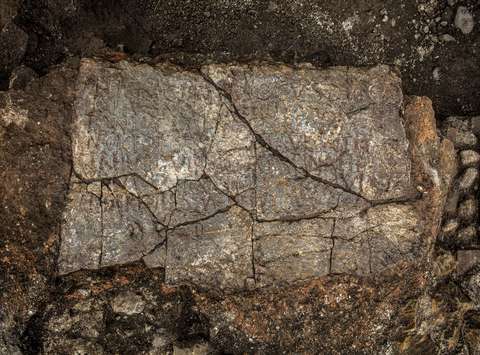 Terensko delo arheologov na Gosposvetski cesti ob odkritju napisnega kamna