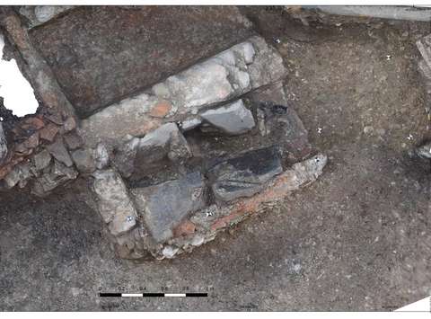 Najdišče nagrobne plošče za L. Obulsija, ki so jo v 4. stoletju preuporabili za pokrov grobnice