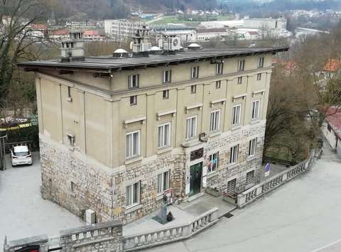 "Razgled z našega balkona na Bežkovo vilo v Kranju."