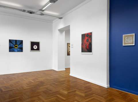 Postavitev razstave Nemirno oko Staneta Jagodiča v Mestni galeriji Ljubljana.