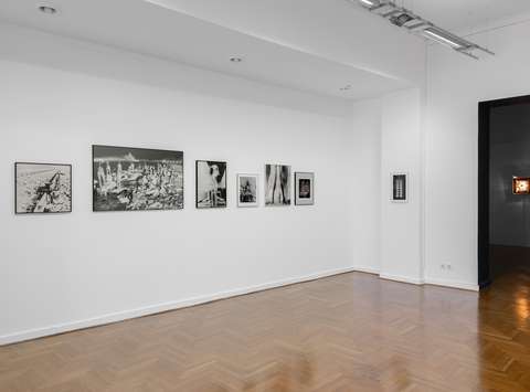 Postavitev razstave Nemirno oko Staneta Jagodiča v Mestni galeriji Ljubljana.