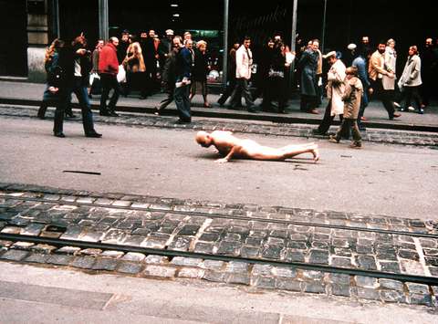 Ležanje gol na asfaltu, poljubljanje asfalta (Zagreb, ljubim te!), akcija, 1981, foto / photo: Boris Turković, zbirka: Sarah Gotovac