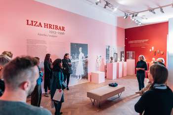 Javno vodstvo po razstavi Liza Hribar (1913–1996), kiparka z avtorico Barbaro Savenc