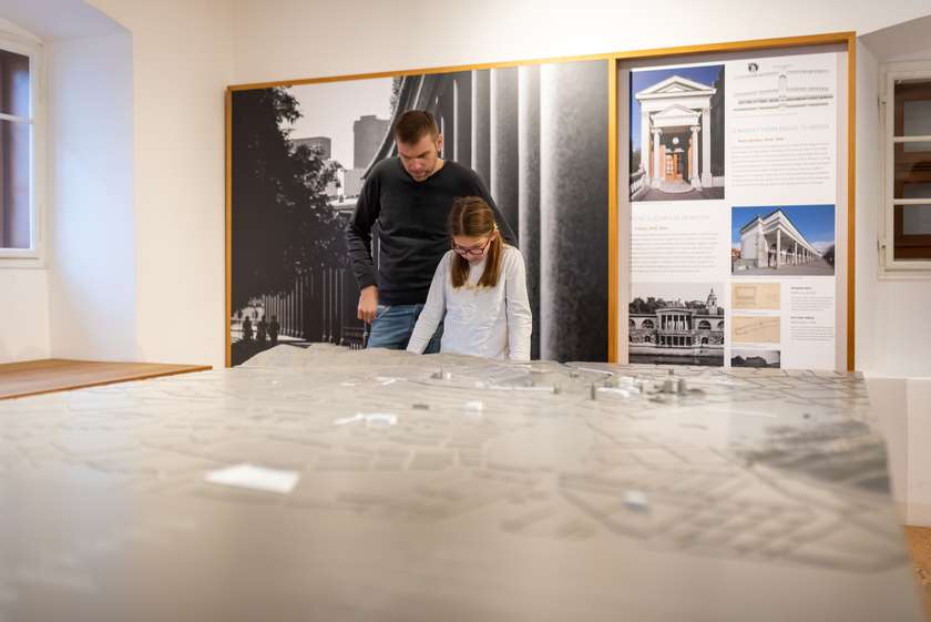 Zimsko vodstvo za družine po Plečnikovi hiši