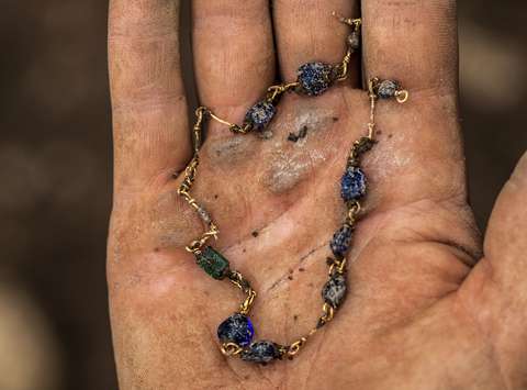 Zlata ogrlica s steklenimi jagodami. Predmet je bil odkrit v enem izmed preprostih grobov iz 4. stoletja
