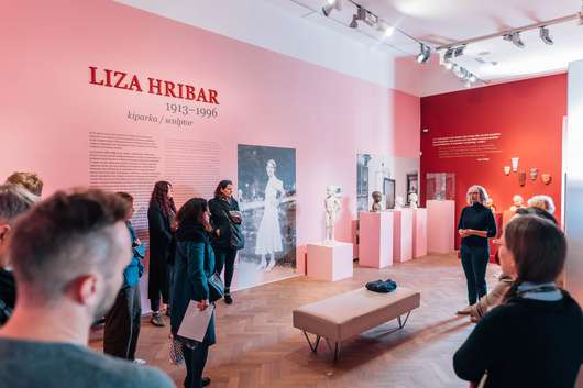 Javno vodstvo po razstavi Liza Hribar (1913–1996), kiparka z avtorico Barbaro Savenc