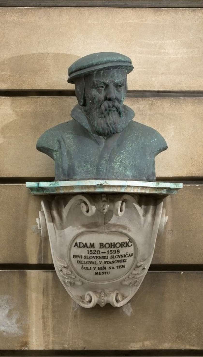 Obeležje Adamu Bohoriču na fasadi Galerije Kresija na Stritarjevi ulici v Ljubljani