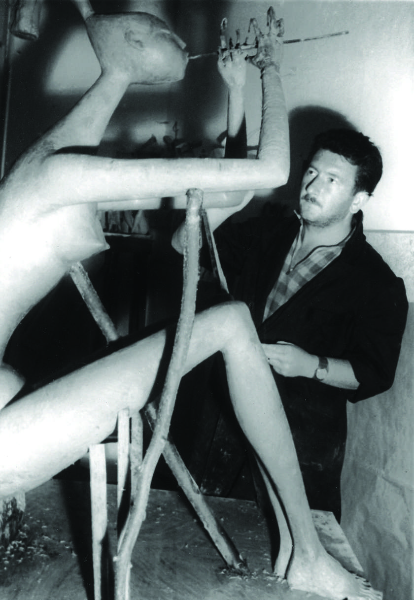 Stane Jarm pri izdelavi Deklice s piščalko, 1959