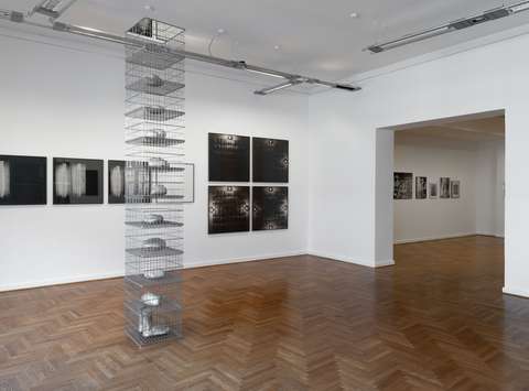 Postavitev razstave Nemirno oko Staneta Jagodiča v Mestni galeriji Ljubljana.