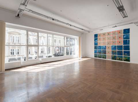 Postavitev razstave Tanja Lažetič: Laž v Mestni galeriji Ljubljana.