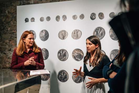 Javno vodstvo po razstavi Usode neznanca s Prul z dr. Bernardo Županek in dr. Tino Žerjal