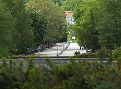 Plečnikova promenada (Jakopičevo sprehajališče) v parku Tivoli