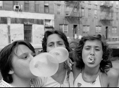 Carol, JoJo in Lisa se družijo na ulici Mott Street, Mala Italija, New York, ZDA, 1976