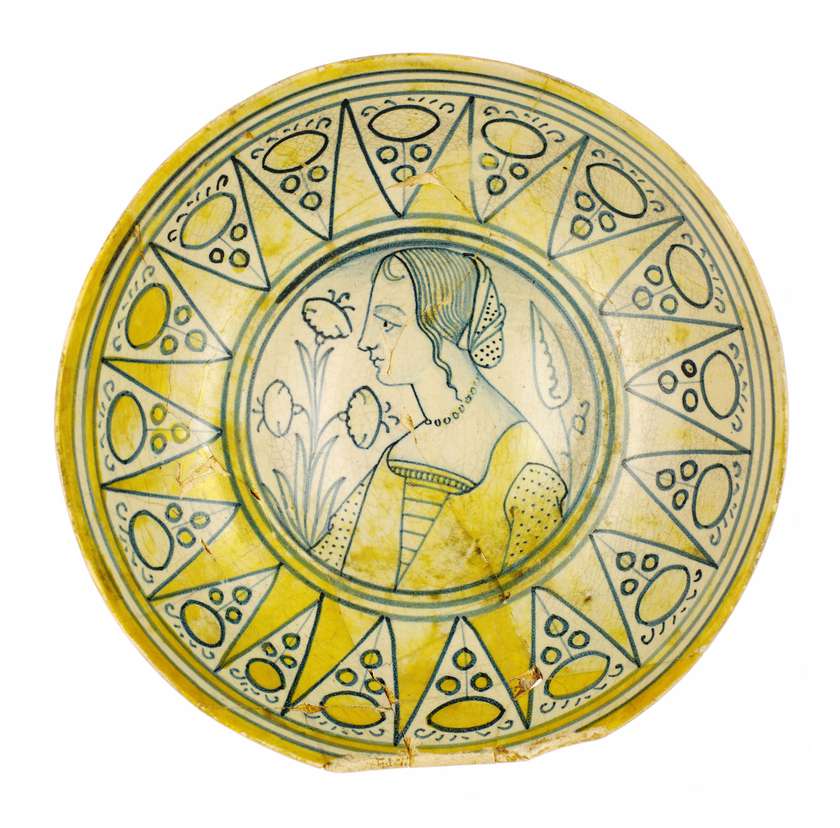 Skleda, izdelana iz dobro prečiščene gline ter okrašena z geometrijskim in figuralnim okrasom v tehniki slikanja (ceramica deruta). Izdelana je bila sredi 16. stoletja v osrednji Italiji.
