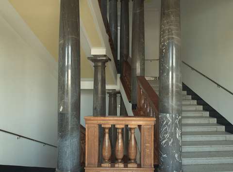 Trapezasto stopnišče, opremljeno z marmornimi stebri