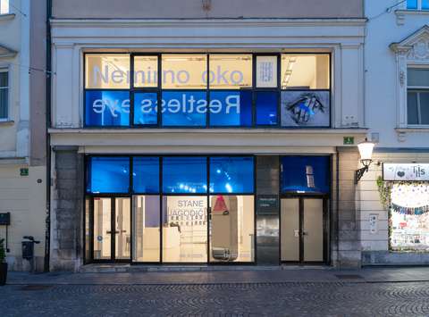 Postavitev razstave Nemirno oko Staneta Jagodiča v Mestni galeriji Ljubljana.