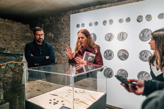 Javno vodstvo po razstavi Usode neznanca s Prul z dr. Bernardo Županek in dr. Alenko Miškec