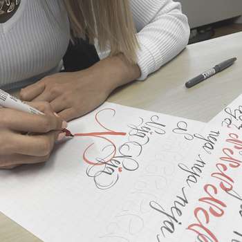 Prva delavnica kaligrafije s Katarino Rojc: Lepopisne vaje