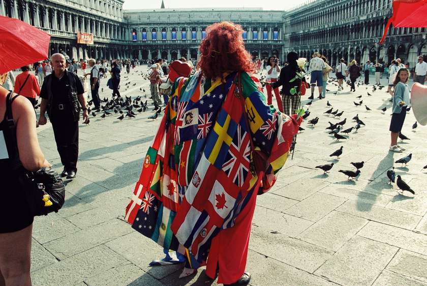 CODE:RED Venice, Red umbrella march, public action, 49th Venice Biennale of Contemporary Art, Venice, 2001