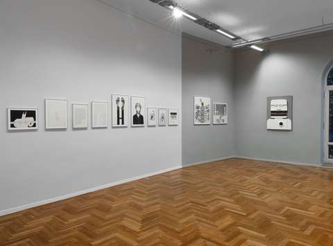 Postavitev razstave Nemirno oko Staneta Jagodiča v Mestni galeriji Ljubljana.