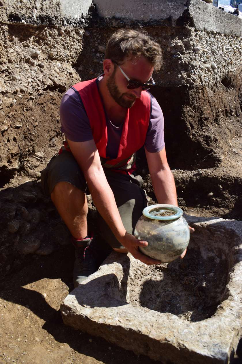 Dr. Marko Sraka med terenskimi arheološkimi  raziskavami na Dunajski cesti