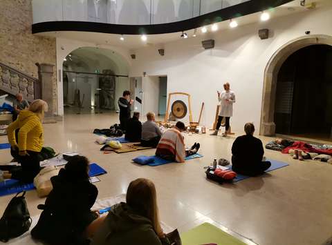 Zvočna kopel z doc. dr. Helena Korošec