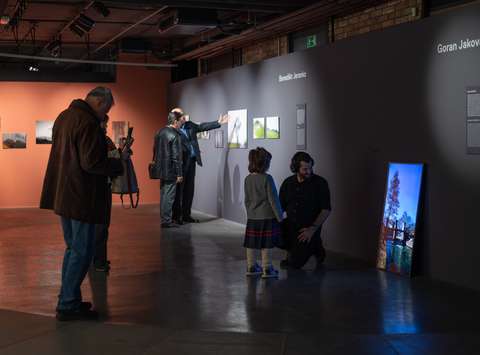 Vodstvo po razstavi alumnov Od blizu Začasni naslov, Galerija Jakopič, 2025