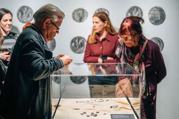 Javno vodstvo po razstavi Usode neznanca s Prul z dr. Bernardo Županek in Matjažem Jenkom