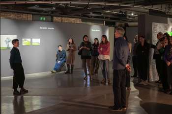 Zaključno vodstvo s kustosinjo in avtorji po razstavi Začasni naslov